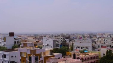 Vanasthalipuram, Hyderabad, Hindistan 'daki Peyzaj Buldings Video' sunun sağına doğru ilerliyorlar. 4K