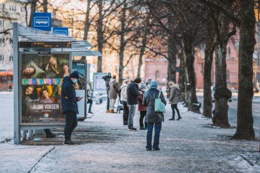 Oslo, Norveç - 01.16.2021: Covid-19 salgını sırasında Sagene istasyonunda halk otobüslerinin nakledilmesini bekleyenler