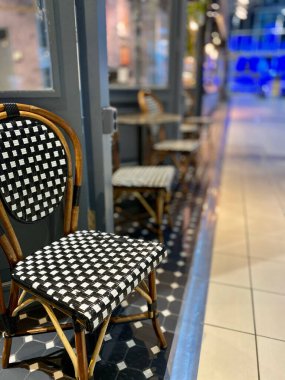 Oslo merkez istasyonundaki kapalı restoranda siyah-beyaz kare şeklinde tahta sandalye.