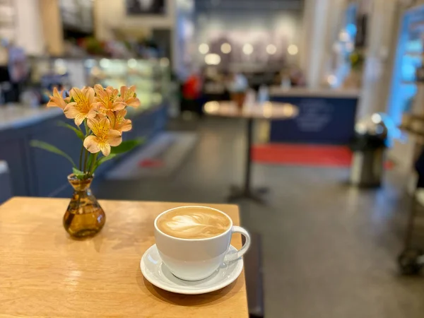 Kopi Latte Dalam Ruangan Kaffebrenneriet Atas Meja Kayu Dengan Bunga — Stok Foto