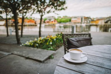 Açık hava restoranındaki masada kahve.