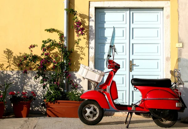 Uno Scooter Retrò Rosso Vecchio Stile Parcheggiato Fronte Alla Porta Foto Stock