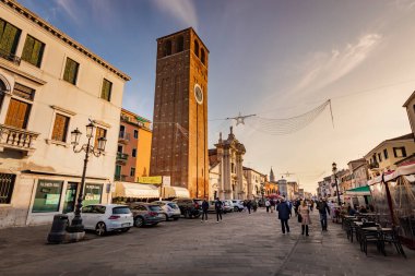 Venedik yakınlarındaki Chioggia şehir merkezinin panoramik manzarası tipik antik İtalyan binalarıyla