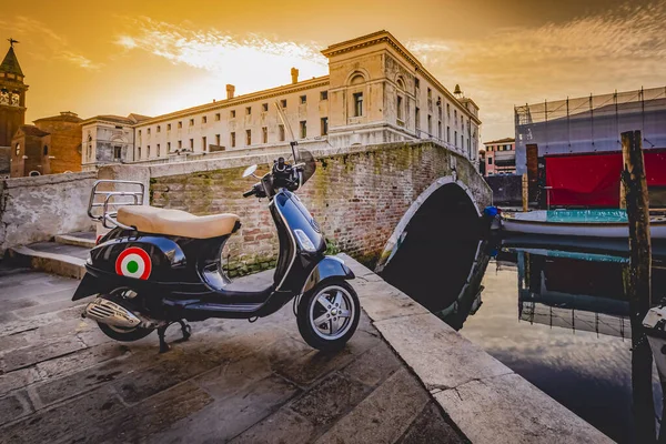 Ноября 2020 Венеция Италия Типичный Скутер Веспа Припаркованный Рядом Каналом — стоковое фото