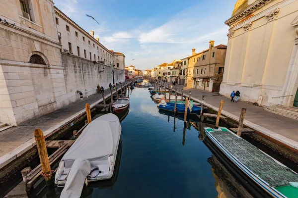 Романтический городской пейзаж Гиоджи - недалеко от Венеции - с каналами, буйдингами, мостами и каналами под солнечным светом заката. Филиппини, Бридж — стоковое фото