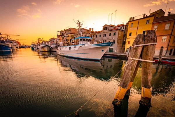 Paisaje urbano romántico de Ghioggia - cerca de Venecia - con canales, edificios, puentes y canales a la luz del sol puesta del sol. Puente de Vico — Foto de Stock