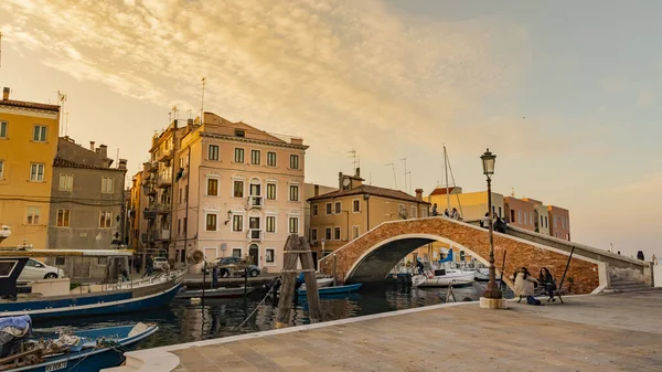 Романтический городской пейзаж Гиоджи - недалеко от Венеции - с каналами, буйдингами, мостами и каналами под солнечным светом заката. Мост Вико — стоковое фото