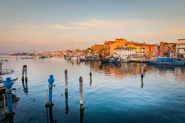 베네치아 근처에 있는 기 오자의 낭만적 인 도시 경관에는 해 가질 때 운하, 부표, 다리, 운하가 있었다. di Vico 교 — 스톡 사진