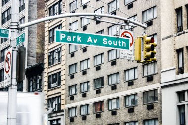 New York şehir merkezindeki yol ayrımında sokak işaretleri, yön verme kavramı, Park Avenue South