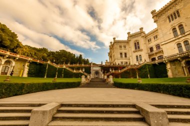 Trieste Körfezi 'ndeki Adriyatik Denizi' ndeki İtalyan şatosu gün batımında merdivenlerden manzara