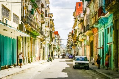 15 Temmuz 2019 Havana Küba. Havana 'da tipik renkli alımlı eski bir araba.