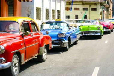 15 Temmuz 2019 Havana Küba. Havana 'da turistleri bekleyen eski bir taksi arabası.