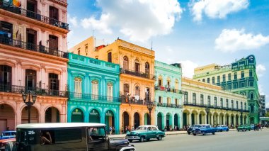 15 Temmuz 2019 Havana Küba. Havana 'da tipik renkli alımlı eski bir araba.