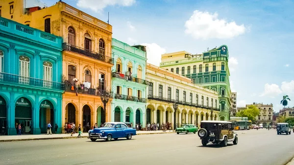 Iulie 2019 Havana Cuba Mașină Retro Veche Havana Buidings Tipice — Fotografie, imagine de stoc