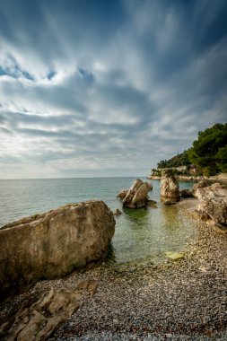 Sahilin yakınındaki sudaki doğal kaya.