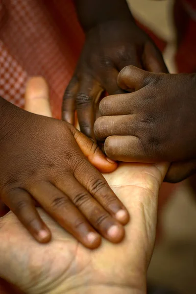 Λευκό Ενήλικο Χέρι Που Κρατά Χέρια Των Μαύρων Παιδιών Εννοιολογική — Φωτογραφία Αρχείου