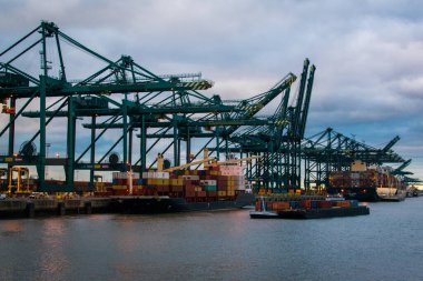 Antwerp rıhtımında gün batımı 