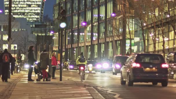 Londen - februari 16 2016: Avond verkeer in de straat van de St Paul de. — Stockvideo