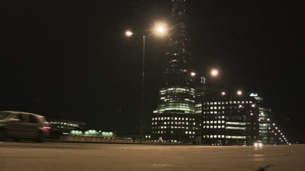 Zajęty ruchu na London Bridge nocą — Wideo stockowe