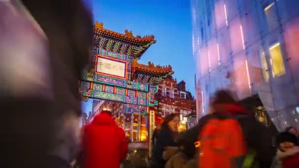 Londra - 14 FEBBRAIO 2016: Porta di China Town, Capodanno cinese Londra 2016 . — Video Stock