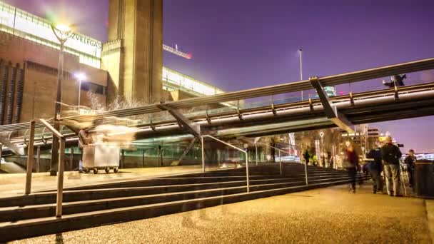Лондон, вход в музей Тейт, мост Тысячелетия, ходячие люди — стоковое видео