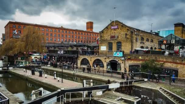 Londra, İngiltere - 19 Şubat 2016: Camden town Pazar zaman atlamalı tekne ile — Stok video