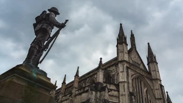 Zeitraffer der Kathedrale von Winchester mit schnellen Wolken — Stockvideo