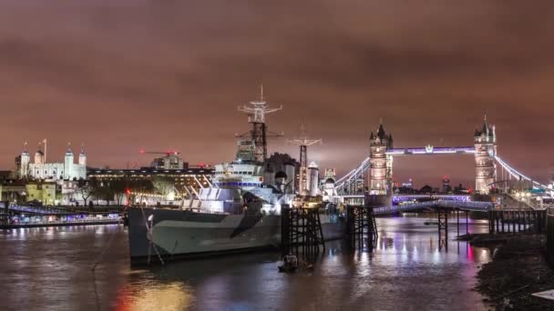 Torre Noiva e Torre time-lapse à noite em Londres — Vídeo de Stock