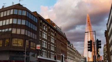 Londra, İngiltere - 2016.03.30: Southwark Caddesi 'nde günden geceye zaman atlaması Çömlek manzaralı, uzaklaşın