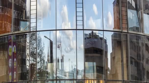 Reflejo del cielo sobre Londres en un rascacielos de Blackfriars — Vídeos de Stock