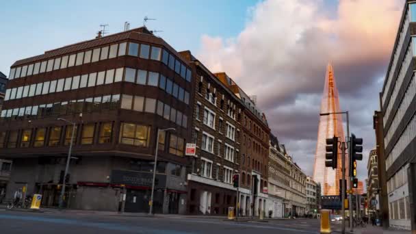 Londra, İngiltere - 2016.03.30.: gün gece için "Shard" manzarasında Southwark sokakta hızlandırılmış — Stok video