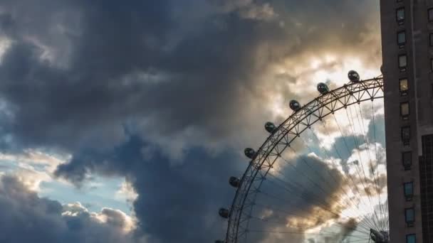 Londra, İngiltere - 2016.04.06: London Eye, günbatımı bulutlar hızlandırılmış, yakın — Stok video