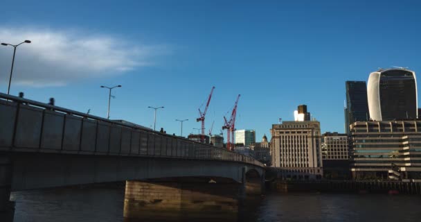 London Bridge in een winderige dag, wolken passeren snel, drukke middag, 4k — Stockvideo
