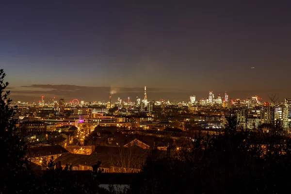 London, långa skott, rena ljusa himlen, kväll — Stockfoto