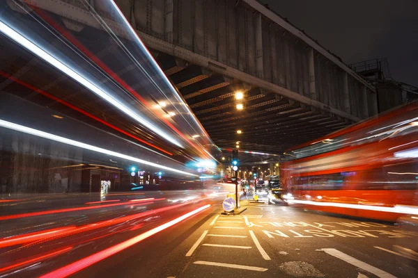 Circulation londonienne la nuit à la gare London Bridge Images De Stock Libres De Droits