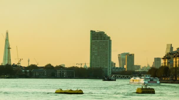 伦敦日落，泰晤士河，碎片市 — 图库视频影像