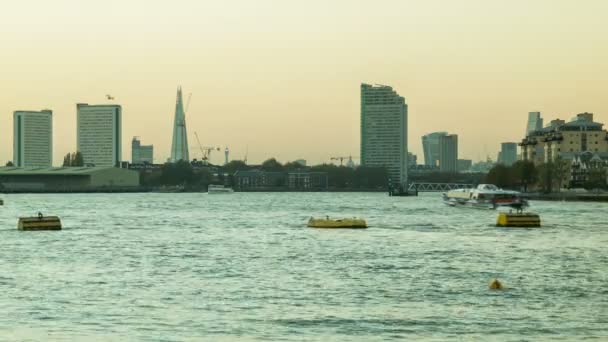 London naplemente, Thames, szilánk, elhaladó hajóval — Stock videók