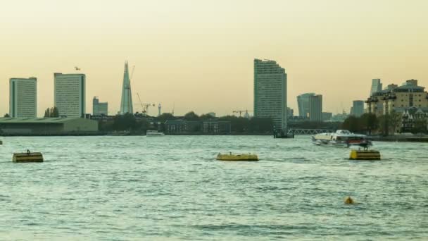 Londres Coucher de soleil, Tamise, Éclat, Bateau passant devant — Video