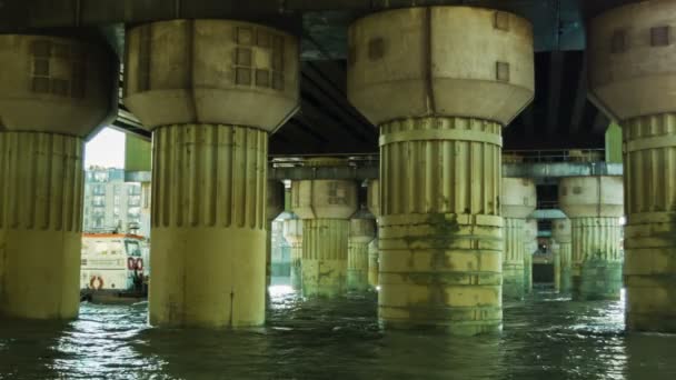 Híd alatt áthaladó hajó — Stock videók