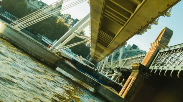 Londres - 28 de octubre de 2014: Puente del Jubileo de Oro, tarde, antes del atardecer — Vídeos de Stock