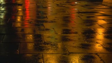 Araba ışıkları yansıtır ıslak kaplama, gece, trafik ışıkları, durdurma arabalar