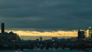 Gün batımında aydınlık ufuk, Thames, Londra, Köprü
