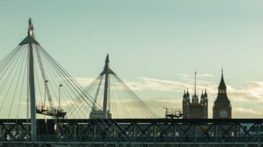 Hungerford Köprüsü'nde günbatımı, arka planda Big Ben