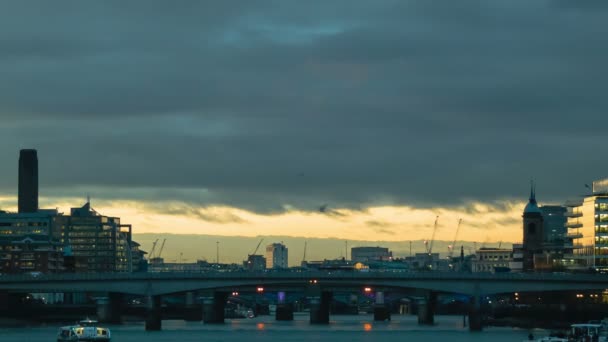 Horizonte iluminado ao pôr do sol, Tamisa, Londres, Ponte — Vídeo de Stock