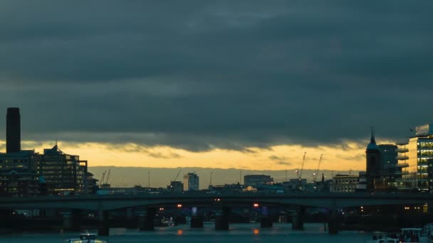 Verlichte horizon bij zonsondergang, Theems, Londen, Brug — Stockvideo