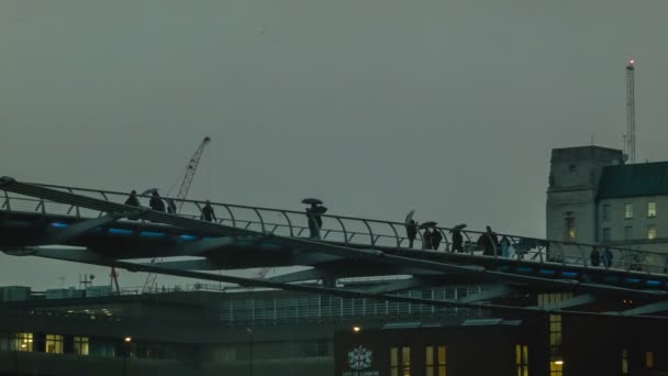 Millennium Bridge in bewolkt weer na zonsondergang — Stockvideo