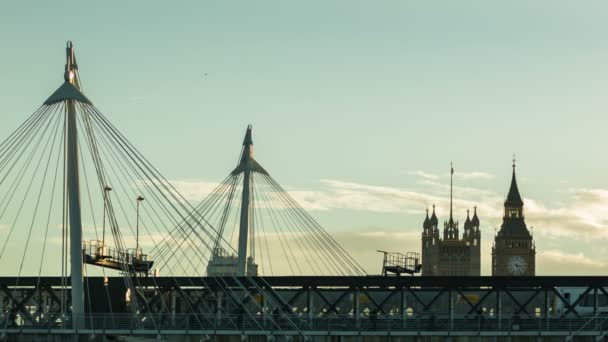 Hungerford Bridge ao pôr-do-sol, Big Ben ao fundo — Vídeo de Stock