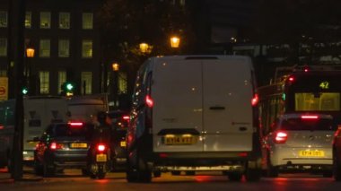 Londra - 03 Kasım 2014: arabalar geçerken, akşam, trafik, siyah taksi, Londra, İngiltere