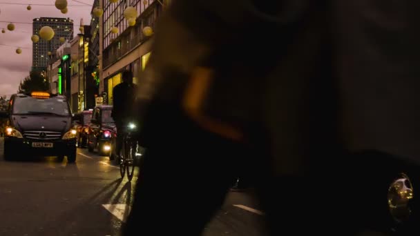 Лондон - 24 ОКТЯБРЯ 2014: Автомобили в ожидании в движении, Лондон, Оксфорд Цирк — стоковое видео