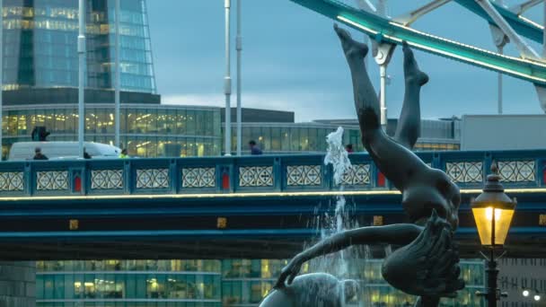 Fuente del delfín al atardecer, Tower Bridge detrás — Vídeo de stock